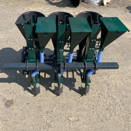 Чеснокосажалка трехрядная с дозатором удобрений