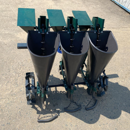 Чеснокосажалка трехрядная с дозатором удобрений