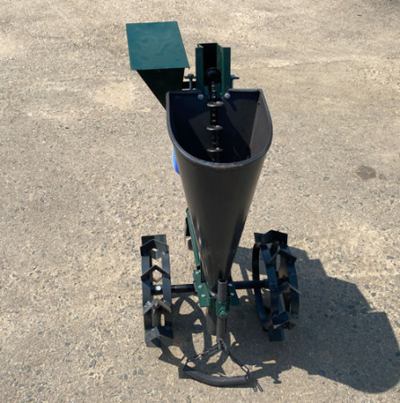 Чеснокосажалка однорядная с дозатором удобрений