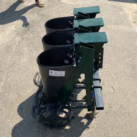 Чеснокосажалка трехрядная с дозатором удобрений