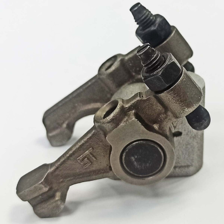 Коромысло двигателя C178F в сборе