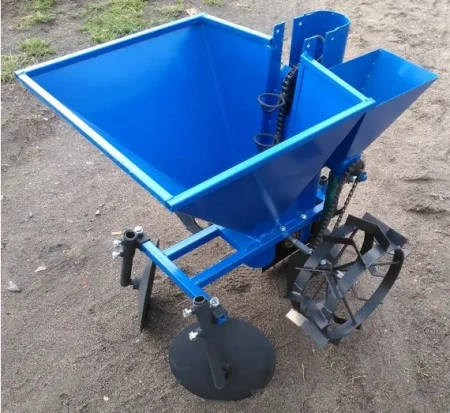 Картофелесажалка  КС01-01п с бункером для удобрений для мотоблока